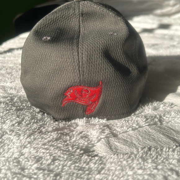 NFL Dark gray Tampabay Buccaneers New Era hat - Picture 4 of 8